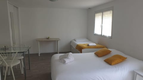 Property building, Bed, Photo of the whole room, Bedroom, towels