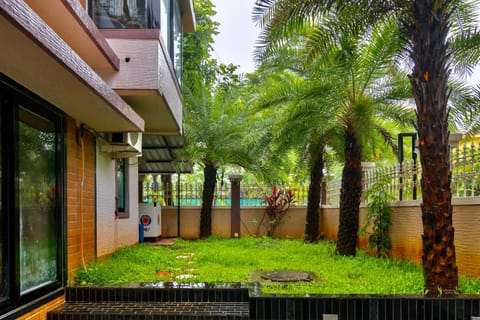 Property building, Facade/entrance, Garden