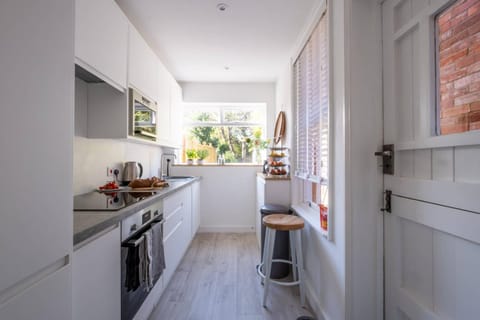 Nutshell Cottage House in Lymington