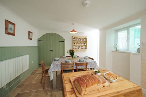 Min Yr Afon- Central cosy Cottage, walk to restaurants and Castle House in Laugharne