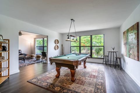 Unique Farmhouse Oasis - Pool Game Room and Pond Casa in Everglades