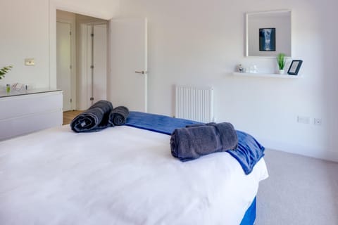 Stevenage Luxury 1 Bed Apartment Sleeps 4 WIFI Free Parking Secure by JM Short Lets Condo in Stevenage