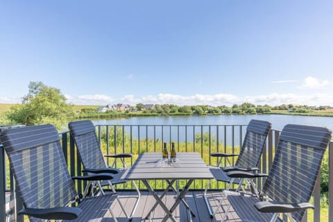 Ferienwohnung "Die Komfortzone" direkt am Nordseedeich mit Blick auf den See Apartment in Nordstrand