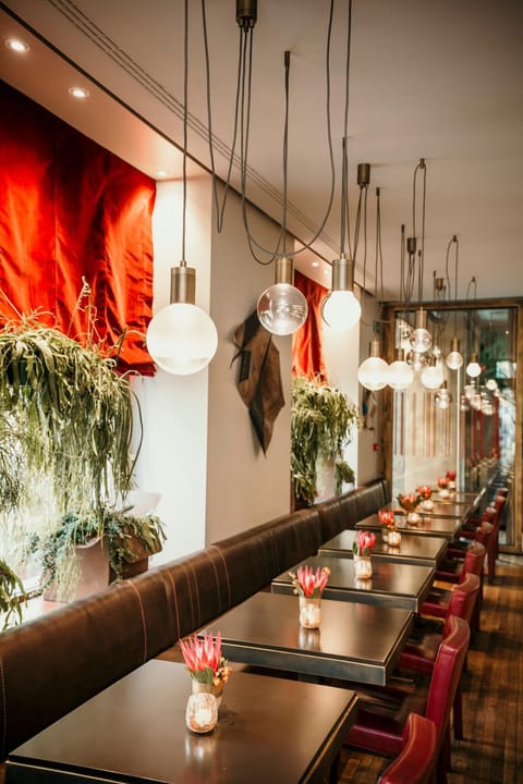Restaurant/places to eat, Lounge or bar