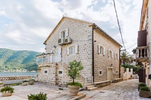 Luxury 6 bedroom house on waterfront Villa in Kotor Municipality