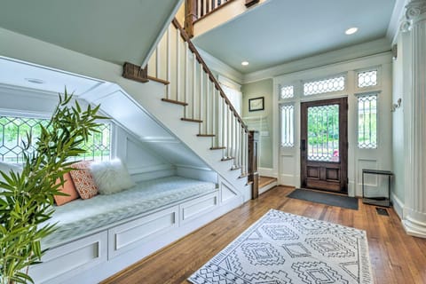 Elegant Raleigh Home with Porch, Walk Downtown! Casa in Raleigh