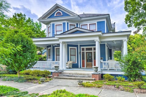 Elegant Raleigh Home with Porch, Walk Downtown! Casa in Raleigh