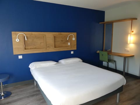 Bed, Photo of the whole room, Bedroom, Facility for disabled guests