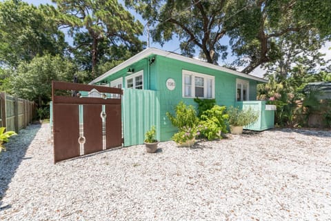 Sarasota, FL Bungalow - Bright & Breezy Coastal Vibes - 10 mins to White Sand Beaches home House in Sarasota