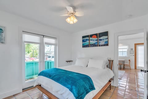 Sarasota, FL Bungalow - Bright & Breezy Coastal Vibes - 10 mins to White Sand Beaches home House in Sarasota