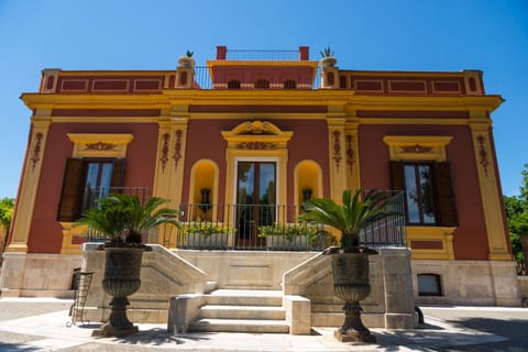 Facade/entrance, View (from property/room)