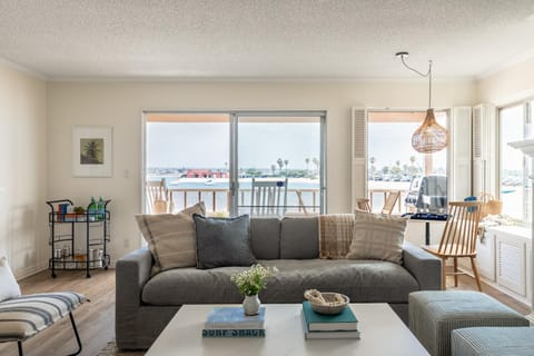 Bay View Buyout A by AvantStay Mission Beach Home on the Sand Sleeps 20 House in Mission Beach