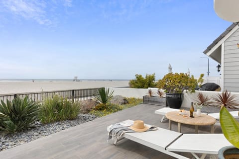 Shoreline by AvantStay Spectacular Beachfront Home w Fire Pit Spa Pool Table House in Mission Beach