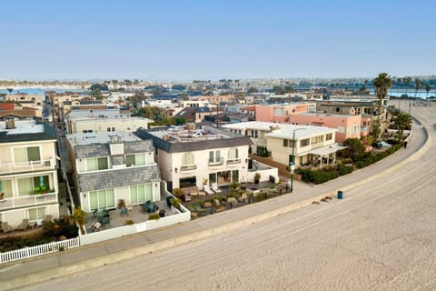 Shoreline by AvantStay Spectacular Beachfront Home w Fire Pit Spa Pool Table Casa in Mission Beach
