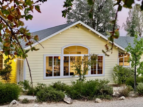 Glamour Mountain Getaway by Casa Oso with views and spa Villa in Ahwahnee
