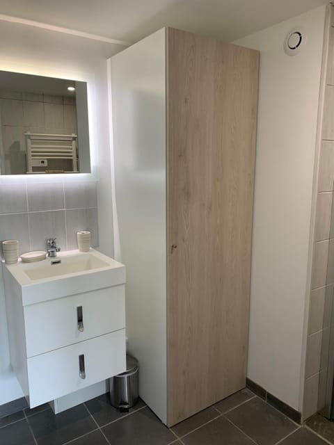 Shower, Property building, Bathroom, wardrobe