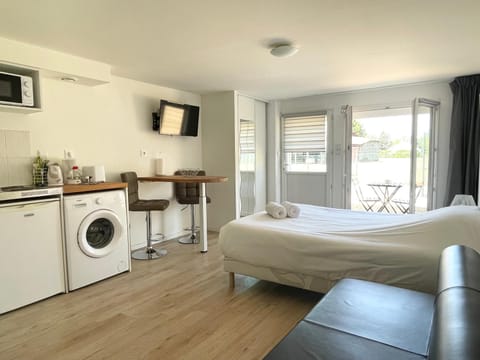 Property building, Bed, TV and multimedia, Kitchen or kitchenette, Living room, Photo of the whole room, Seating area, Bedroom, minibar, pet friendly, washing machine