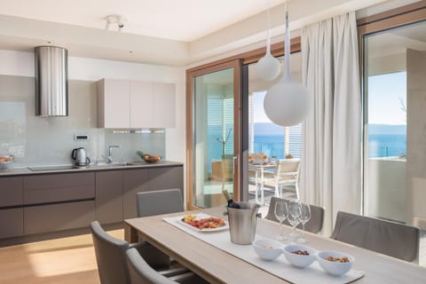 Kitchen or kitchenette, Dining area, Sea view