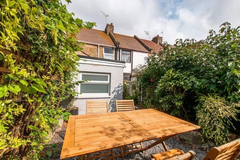 Magdala Cottage -village Location- Dog Friendly House in Margate