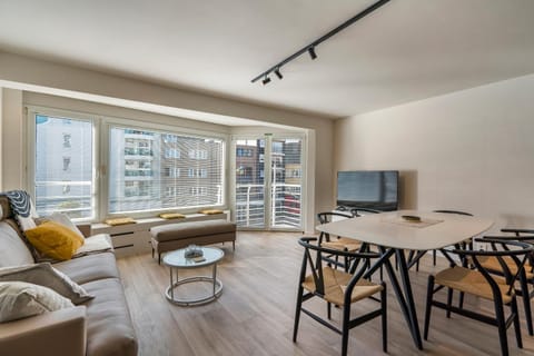 TV and multimedia, Seating area, Dining area