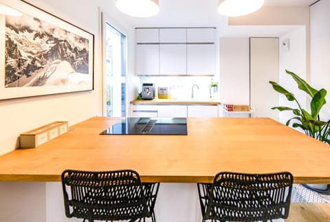 Kitchen or kitchenette, Dining area