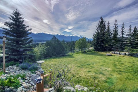Pine Ridge, Log Home with Lake View and Backyard Haus in Invermere