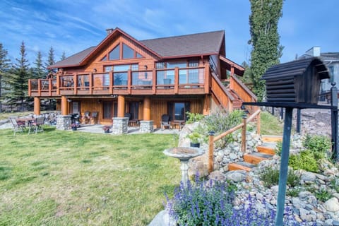 Pine Ridge, Log Home with Lake View and Backyard House in Invermere