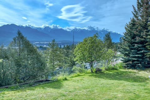 Pine Ridge, Log Home with Lake View and Backyard Casa in Invermere