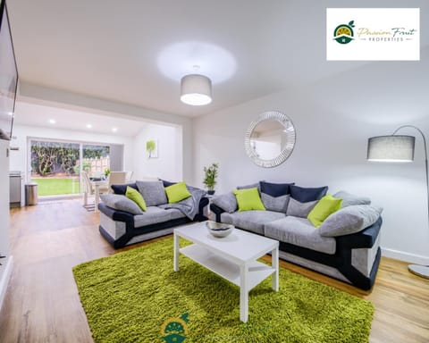 LOW rate SPECIAL DEAL for a 3 Bedroom house with 2 Baths- near Coventry Community Centre and War Memorial Park with Parking and FREE unlimited Wi-fi - ARC Apartment in Coventry