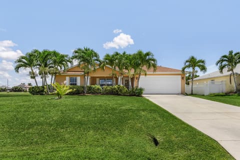 Beautiful and Relaxing home, with pool and hot tub Villa in Cape Coral