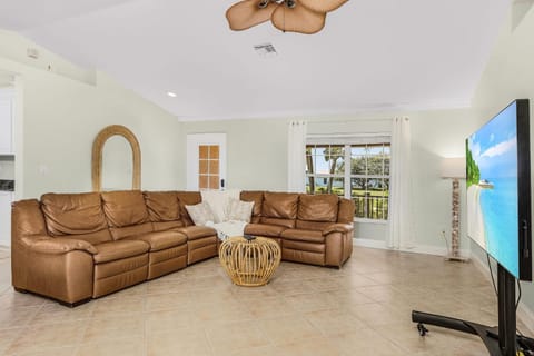 Beautiful and Relaxing home, with pool and hot tub Villa in Cape Coral