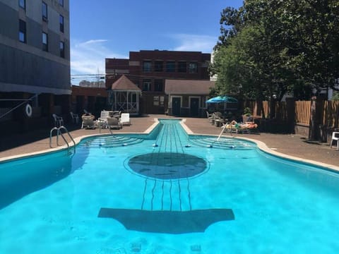 Music Row Retreat - 3 Beds, 1 Bedroom, Pool, Parking Condo in Music Row