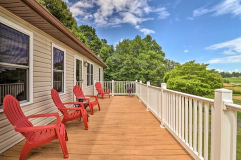 Charming Mills River Home with Porch and Yard! Casa in Mills River