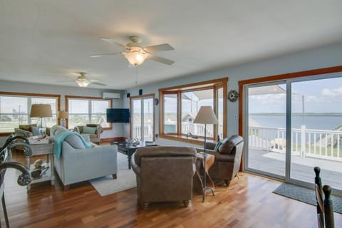Bayfront Chincoteague Getaway with Fire Pit! Condominio in Chincoteague Island