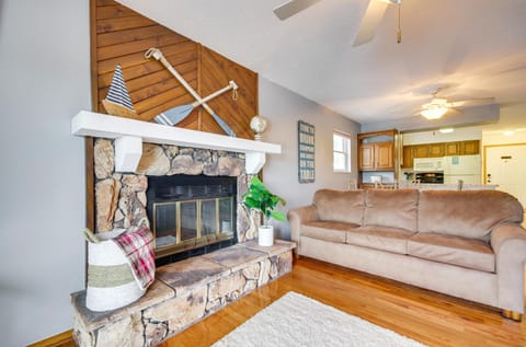 Cozy Lake Ozark Condo Rental with Grill, Pool Access Apartment in Village Four Seasons