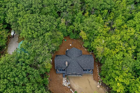 The Tree House Chalet in Alton