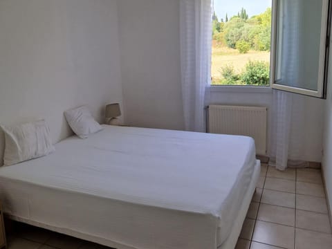 Nice holiday home in Ozes with balcony Condo in Uzes