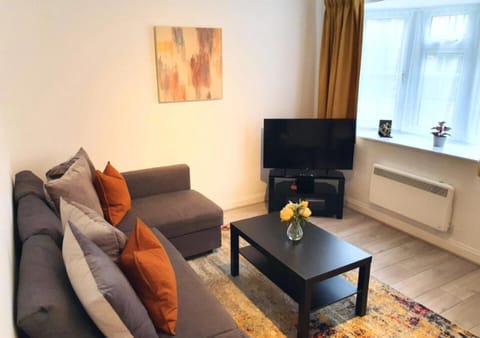 FW Haute Apartments at Wembley, Ground Floor 2 Bedroom and 1 Bathroom Flat, King or Twin beds and Double bed with FREE WIFI and PARKING Apartment in Wembley