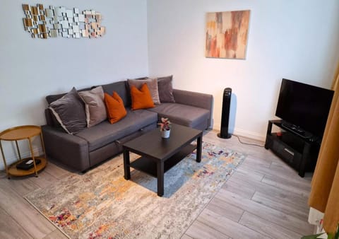 FW Haute Apartments at Wembley, Ground Floor 2 Bedroom and 1 Bathroom Flat, King or Twin beds and Double bed with FREE WIFI and FREE PARKING Apartment in Wembley
