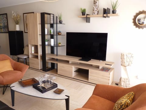 Communal lounge/ TV room, Living room