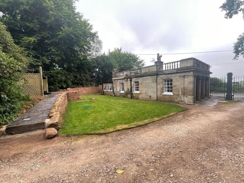 The Gatehouse is in a 18th century estate, BHX,NEC Apartment in Metropolitan Borough of Solihull