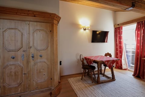 Photo of the whole room, Decorative detail