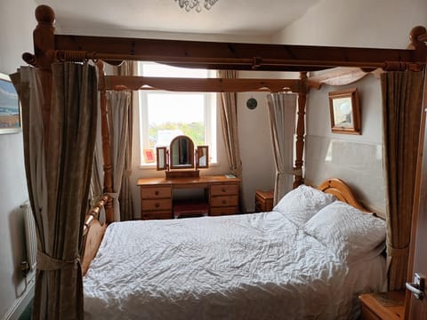 King Arthur Suite, #26 Plas Darien, Lon Isalt, Treaddur Bay, Anglesey LL65 2UP Apartment in Trearddur Bay