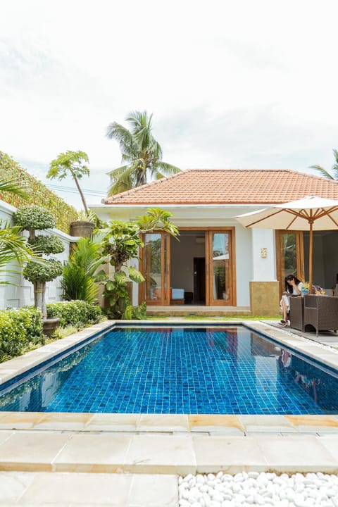 Property building, Day, Pool view, Swimming pool