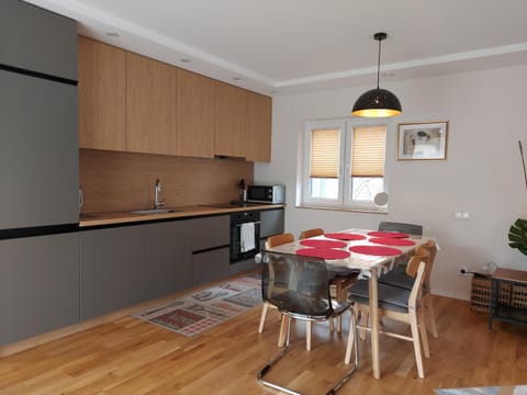 Kitchen or kitchenette, Dining area