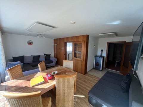 Communal lounge/ TV room, Kitchen or kitchenette, Living room, Seating area, Dining area, oven