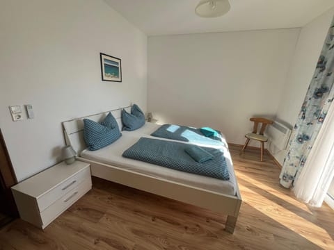 Bed, Photo of the whole room, Seating area, Bedroom, towels