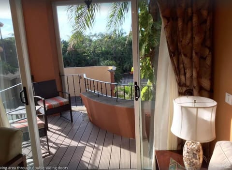 Beautiful Condo wJacuzzi tub Steps to beach Condominio in Playa Langosta