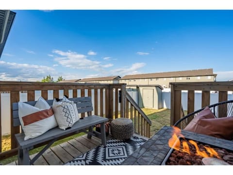 The Saturday I Sleeps 16 I BBQ & Patio I Fire Pit House in Sylvan Lake