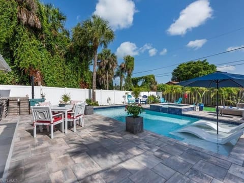 Sanctuary Home Naples-Private Pool and Lanai! House in Naples Park